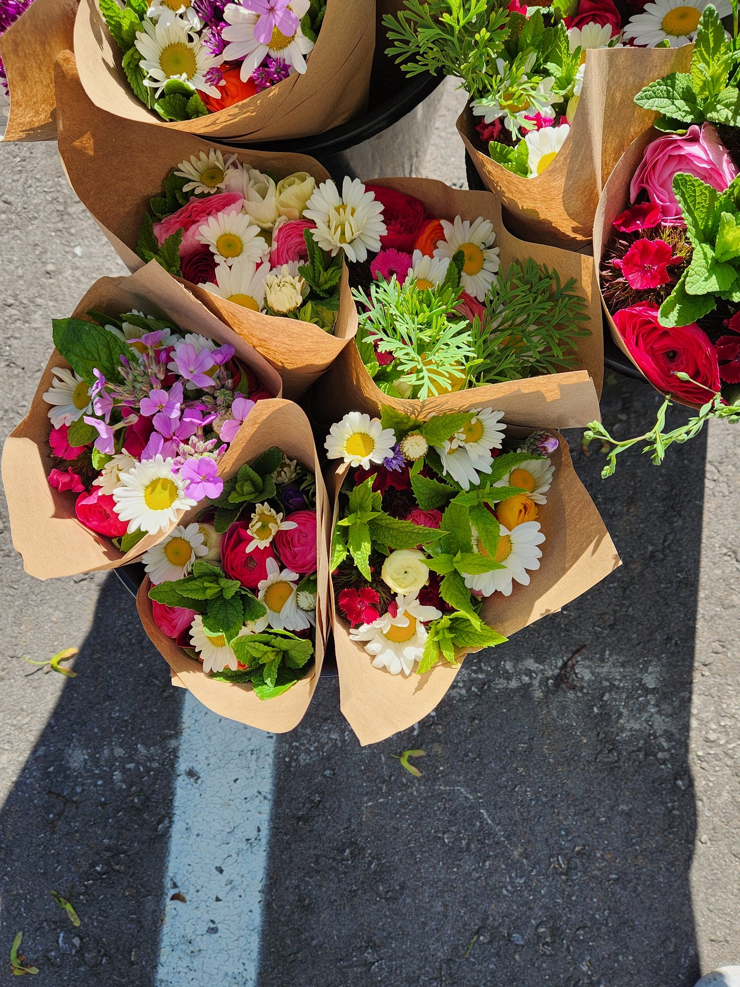💐 Hand-Wrapped Bouquet – Small