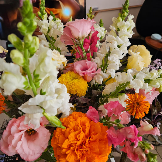 🌿 DIY Bucket of Blooms – Grower’s Choice